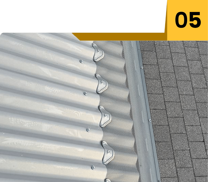 Metal roof edge with gutter